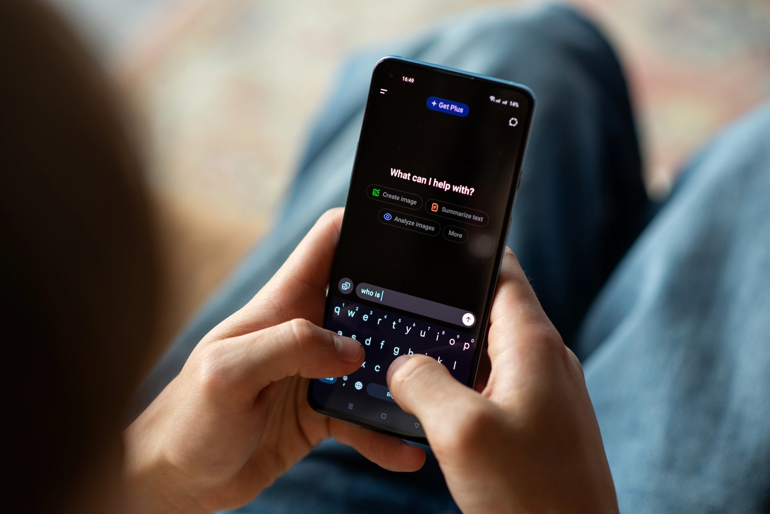 HZ Loop - Tauschapp mit KI - Nahaufnahme einer Person, die ein Smartphone mit geöffneter ChatGPT-App benutzt.